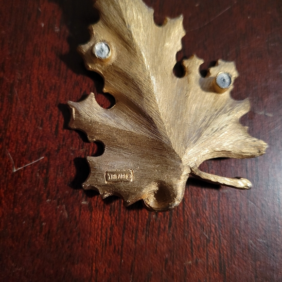 Crown Trifari Signed 1960s Mid Century Modern Gold Tone Leaf Brooch Needs Repair - Picture 2 of 3